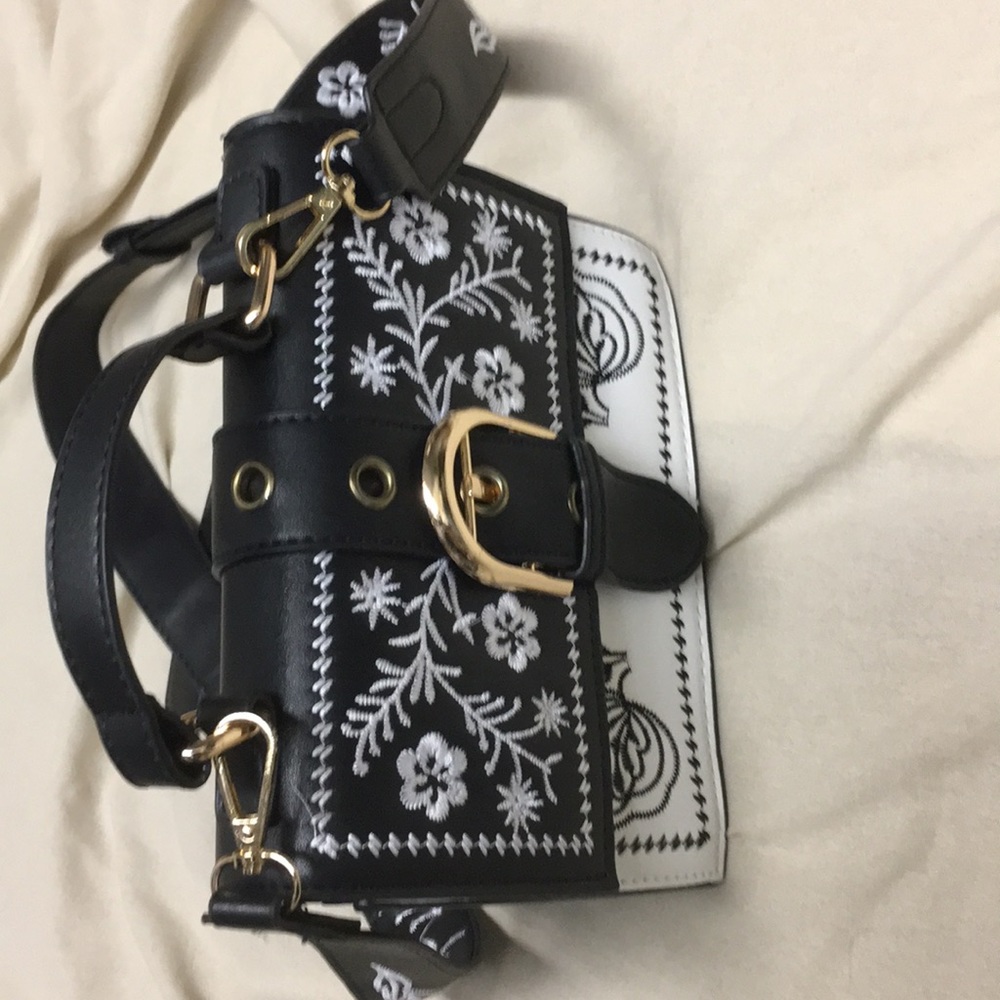 🎉SOLD🎉Embroidered hand bag